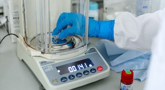 Laboratoire d'analyse modulaire et sur-mesure Kum Concept équipé pour la recherche et l'analyse scientifique