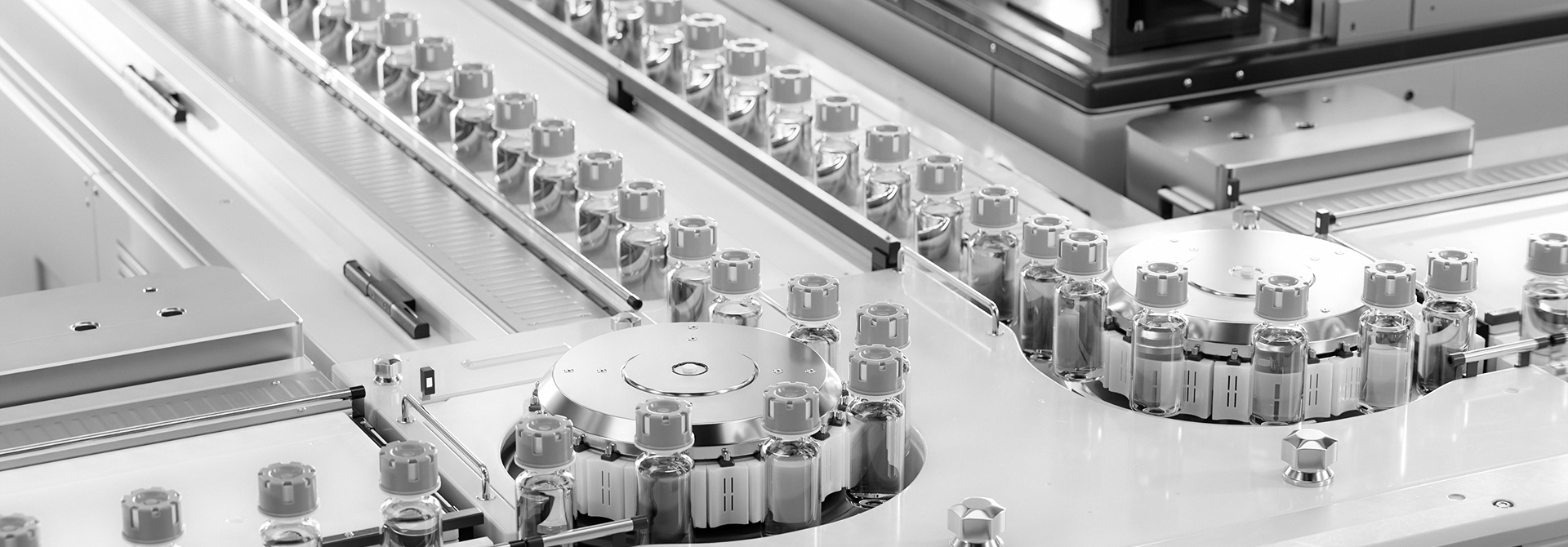Vue aérienne d'une ligne de production pharmaceutique, illustration d'un projet industriel Kum Concept