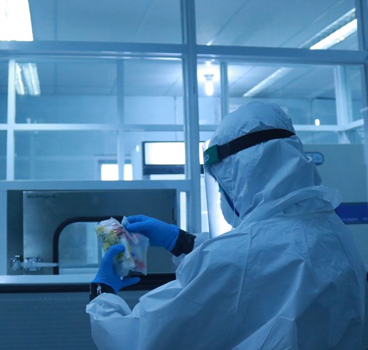 Laboratoire GMP Kum Concept pour la production pharmaceutique : environnement contrôlé conforme aux bonnes pratiques de fabrication