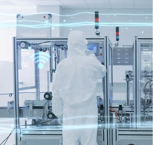 Opérateur en tenue stérile dans un laboratoire modulaire de bio-pharmacie Kum Concept conforme aux normes GMP